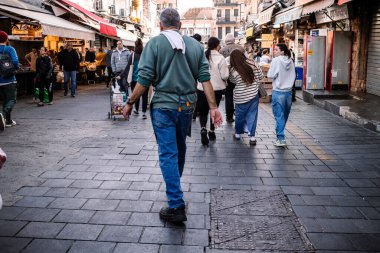 Kudüs, İsrail - 22 Aralık 2023 Mahane Yehuda Pazarı 'nda alışveriş yapan insanlar, genellikle 