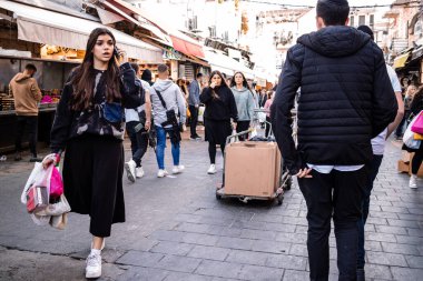 Kudüs, İsrail - 22 Aralık 2023 Mahane Yehuda Pazarı 'nda alışveriş yapan insanlar, genellikle 