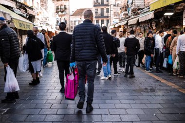 Kudüs, İsrail - 22 Aralık 2023 Mahane Yehuda Pazarı 'nda alışveriş yapan insanlar, genellikle 