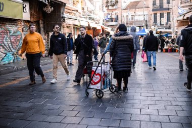 Kudüs, İsrail - 22 Aralık 2023 Mahane Yehuda Pazarı 'nda alışveriş yapan insanlar, genellikle 