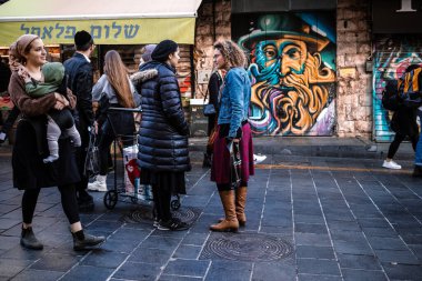 Kudüs, İsrail - 22 Aralık 2023 Mahane Yehuda Pazarı 'nda alışveriş yapan insanlar, genellikle 