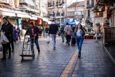 Kudüs, İsrail - 22 Aralık 2023 Mahane Yehuda Pazarı 'nda alışveriş yapan insanlar, genellikle 