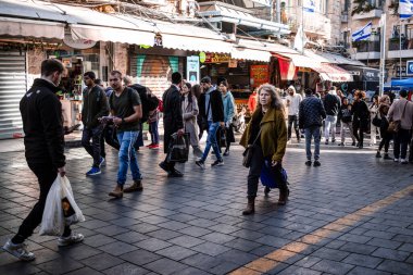 Kudüs, İsrail - 22 Aralık 2023 Mahane Yehuda Pazarı 'nda alışveriş yapan insanlar, genellikle 