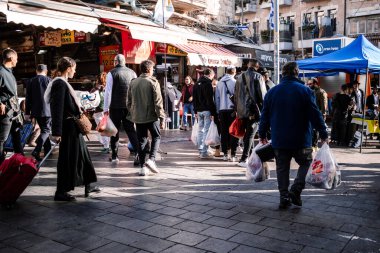 Kudüs, İsrail - 22 Aralık 2023 Mahane Yehuda Pazarı 'nda alışveriş yapan insanlar, genellikle 