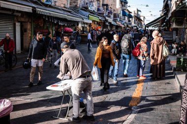 Kudüs, İsrail - 22 Aralık 2023 Mahane Yehuda Pazarı 'nda alışveriş yapan insanlar, genellikle 