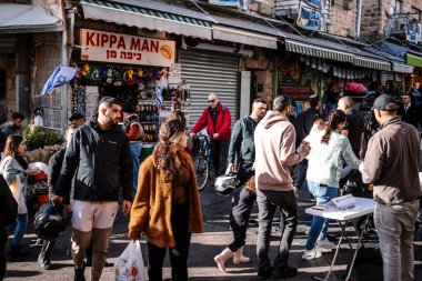 Kudüs, İsrail - 22 Aralık 2023 Mahane Yehuda Pazarı 'nda alışveriş yapan insanlar, genellikle 