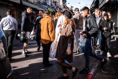 Kudüs, İsrail - 22 Aralık 2023 Mahane Yehuda Pazarı 'nda alışveriş yapan insanlar, genellikle 