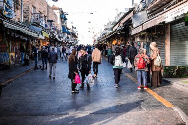 Kudüs, İsrail - 22 Aralık 2023 Mahane Yehuda Pazarı 'nda alışveriş yapan insanlar, genellikle 
