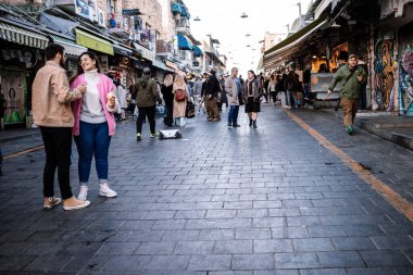 Kudüs, İsrail - 22 Aralık 2023 Mahane Yehuda Pazarı 'nda alışveriş yapan insanlar, genellikle 