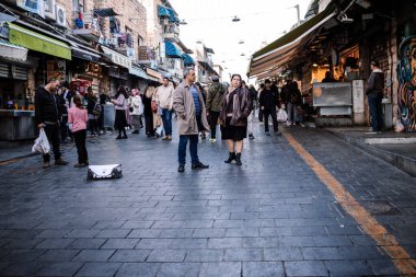 Kudüs, İsrail - 22 Aralık 2023 Mahane Yehuda Pazarı 'nda alışveriş yapan insanlar, genellikle 