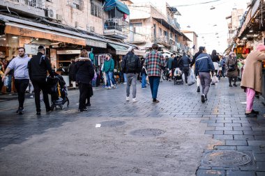 Kudüs, İsrail - 22 Aralık 2023 Mahane Yehuda Pazarı 'nda alışveriş yapan insanlar, genellikle 
