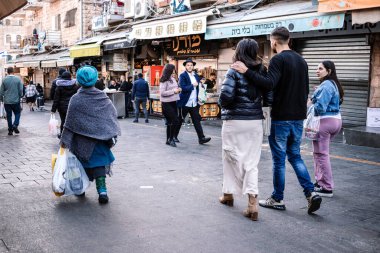 Kudüs, İsrail - 22 Aralık 2023 Mahane Yehuda Pazarı 'nda alışveriş yapan insanlar, genellikle 