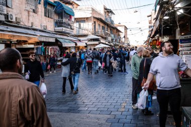 Kudüs, İsrail - 22 Aralık 2023 Mahane Yehuda Pazarı 'nda alışveriş yapan insanlar, genellikle 