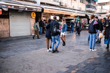 Kudüs, İsrail - 22 Aralık 2023 Mahane Yehuda Pazarı 'nda alışveriş yapan insanlar, genellikle 