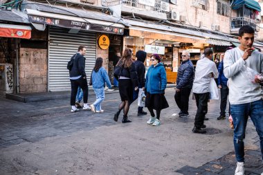 Kudüs, İsrail - 22 Aralık 2023 Mahane Yehuda Pazarı 'nda alışveriş yapan insanlar, genellikle 