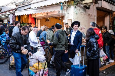 Kudüs, İsrail - 22 Aralık 2023 Mahane Yehuda Pazarı 'nda alışveriş yapan insanlar, genellikle 