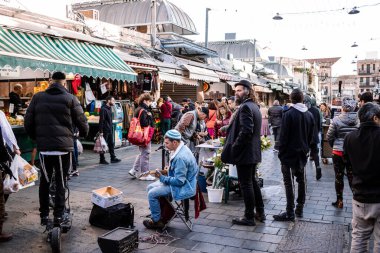Kudüs, İsrail - 22 Aralık 2023 Mahane Yehuda Pazarı 'nda alışveriş yapan insanlar, genellikle 
