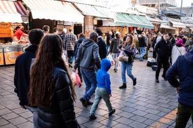 Kudüs, İsrail - 22 Aralık 2023 Mahane Yehuda Pazarı 'nda alışveriş yapan insanlar, genellikle 