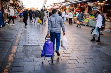 Kudüs, İsrail - 22 Aralık 2023 Mahane Yehuda Pazarı 'nda alışveriş yapan insanlar, genellikle 