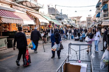 Kudüs, İsrail - 22 Aralık 2023 Mahane Yehuda Pazarı 'nda alışveriş yapan insanlar, genellikle 