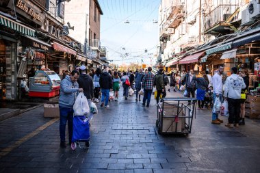 Kudüs, İsrail - 22 Aralık 2023 Mahane Yehuda Pazarı 'nda alışveriş yapan insanlar, genellikle 