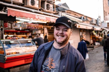 Kudüs, İsrail - 22 Aralık 2023 Mahane Yehuda Pazarı 'nda alışveriş yapan insanlar, genellikle 