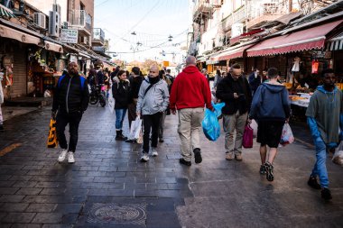 Kudüs, İsrail - 22 Aralık 2023 Mahane Yehuda Pazarı 'nda alışveriş yapan insanlar, genellikle 