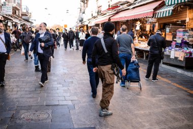 Kudüs, İsrail - 22 Aralık 2023 Mahane Yehuda Pazarı 'nda alışveriş yapan insanlar, genellikle 