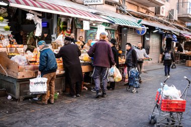 Kudüs, İsrail - 22 Aralık 2023 Mahane Yehuda Pazarı 'nda alışveriş yapan insanlar, genellikle 