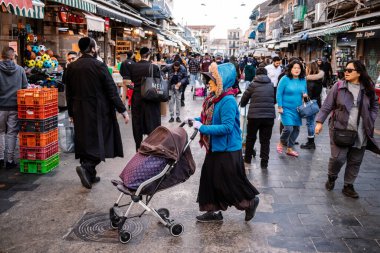 Kudüs, İsrail - 22 Aralık 2023 Mahane Yehuda Pazarı 'nda alışveriş yapan insanlar, genellikle 