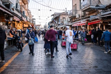 Kudüs, İsrail - 22 Aralık 2023 Mahane Yehuda Pazarı 'nda alışveriş yapan insanlar, genellikle 