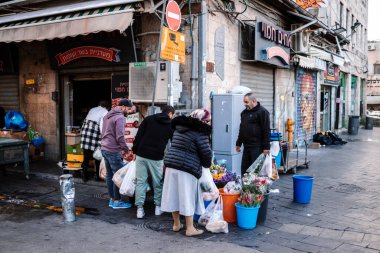 Kudüs, İsrail - 22 Aralık 2023 Mahane Yehuda Pazarı 'nda alışveriş yapan insanlar, genellikle 