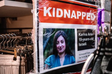 Kudüs, İsrail - 22 Aralık 2023 Hamas 'ın 7 Ekim 2023' teki terör saldırısı sırasında kaçırdığı rehinelerin yüzlerinin posterleri Kudüs sokaklarında sergileniyor.