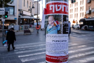 Kudüs, İsrail - 22 Aralık 2023 Hamas 'ın 7 Ekim 2023' teki terör saldırısı sırasında kaçırdığı rehinelerin yüzlerinin posterleri Kudüs sokaklarında sergileniyor.