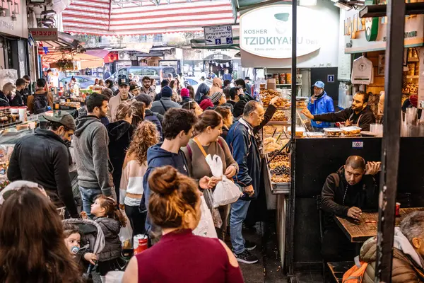 Kudüs, İsrail - 22 Aralık 2023 Mahane Yehuda Pazarı 'nda alışveriş yapan insanlar, genellikle 