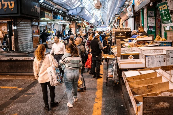 Kudüs, İsrail - 22 Aralık 2023 Mahane Yehuda Pazarı 'nda alışveriş yapan insanlar, genellikle 