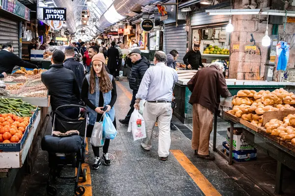 Kudüs, İsrail - 22 Aralık 2023 Mahane Yehuda Pazarı 'nda alışveriş yapan insanlar, genellikle 