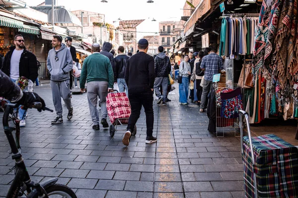 Kudüs, İsrail - 22 Aralık 2023 Mahane Yehuda Pazarı 'nda alışveriş yapan insanlar, genellikle 