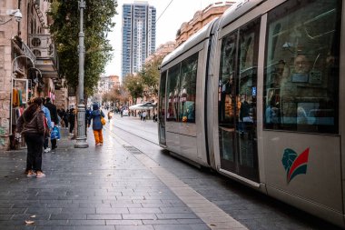 Kudüs, İsrail - 22 Aralık 2023 Modern elektrikli tramvay İsrail 'de Kudüs sokaklarında ilerliyor.
