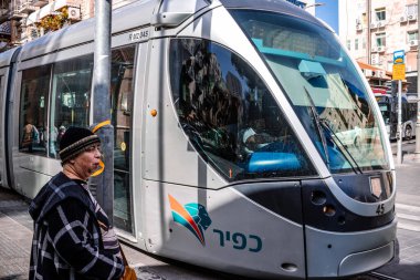 Kudüs, İsrail - 22 Aralık 2023 Modern elektrikli tramvay İsrail 'de Kudüs sokaklarında ilerliyor.