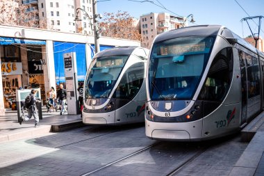 Kudüs, İsrail - 22 Aralık 2023 Modern elektrikli tramvay İsrail 'de Kudüs sokaklarında ilerliyor.