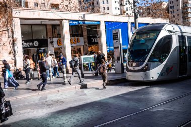 Kudüs, İsrail - 22 Aralık 2023 Modern elektrikli tramvay İsrail 'de Kudüs sokaklarında ilerliyor.