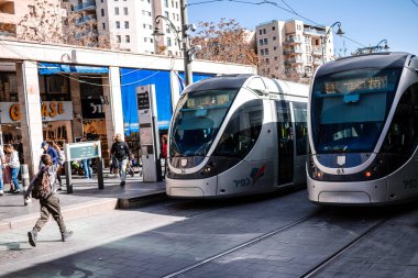 Kudüs, İsrail - 22 Aralık 2023 Modern elektrikli tramvay İsrail 'de Kudüs sokaklarında ilerliyor.