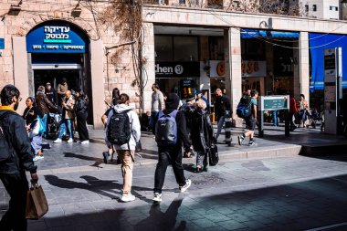 Kudüs, İsrail - 22 Aralık 2023 Modern elektrikli tramvay İsrail 'de Kudüs sokaklarında ilerliyor.