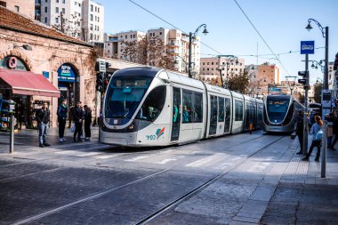 Kudüs, İsrail - 22 Aralık 2023 Modern elektrikli tramvay İsrail 'de Kudüs sokaklarında ilerliyor.