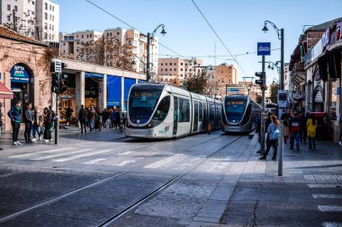 Kudüs, İsrail - 22 Aralık 2023 Modern elektrikli tramvay İsrail 'de Kudüs sokaklarında ilerliyor.