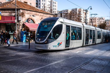 Kudüs, İsrail - 22 Aralık 2023 Modern elektrikli tramvay İsrail 'de Kudüs sokaklarında ilerliyor.