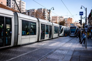 Kudüs, İsrail - 22 Aralık 2023 Modern elektrikli tramvay İsrail 'de Kudüs sokaklarında ilerliyor.
