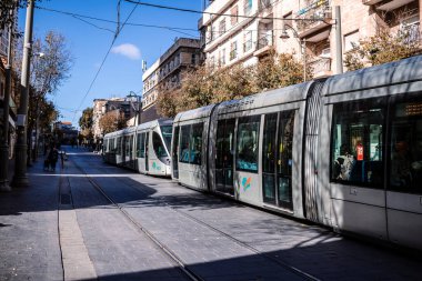 Kudüs, İsrail - 22 Aralık 2023 Modern elektrikli tramvay İsrail 'de Kudüs sokaklarında ilerliyor.