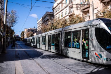 Kudüs, İsrail - 22 Aralık 2023 Modern elektrikli tramvay İsrail 'de Kudüs sokaklarında ilerliyor.
